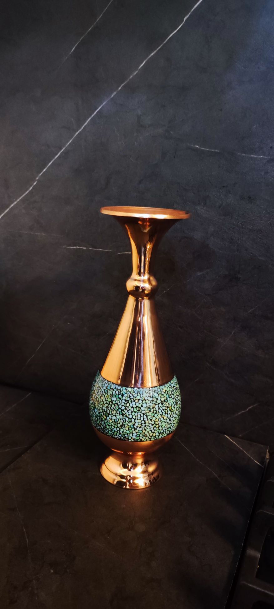 یک گلدان زیبای مسی فیروزه ای